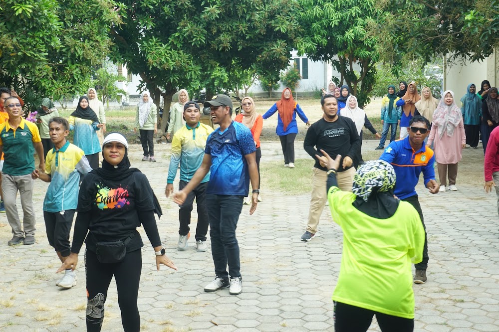Kegiatan senam hari Jumat bersama seluruh pegawai Dinas Kesehatan Kabupaten Bima