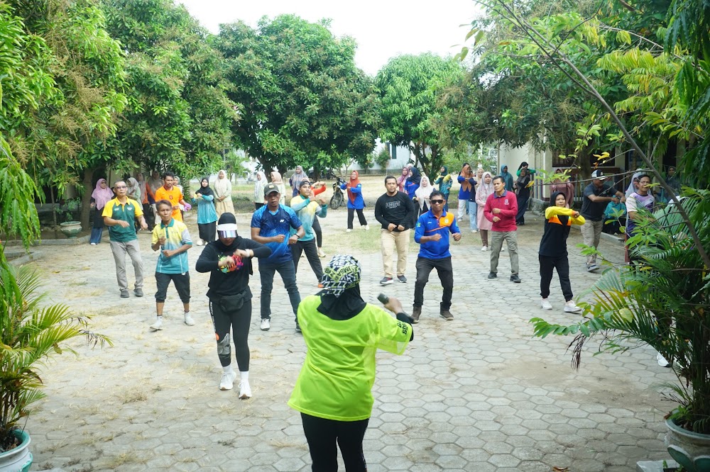 Kegiatan senam hari Jumat bersama seluruh pegawai Dinas Kesehatan Kabupaten Bima